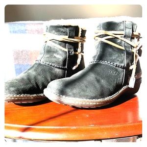 Ugg 5178 Cove Black suede ankle boots size 9